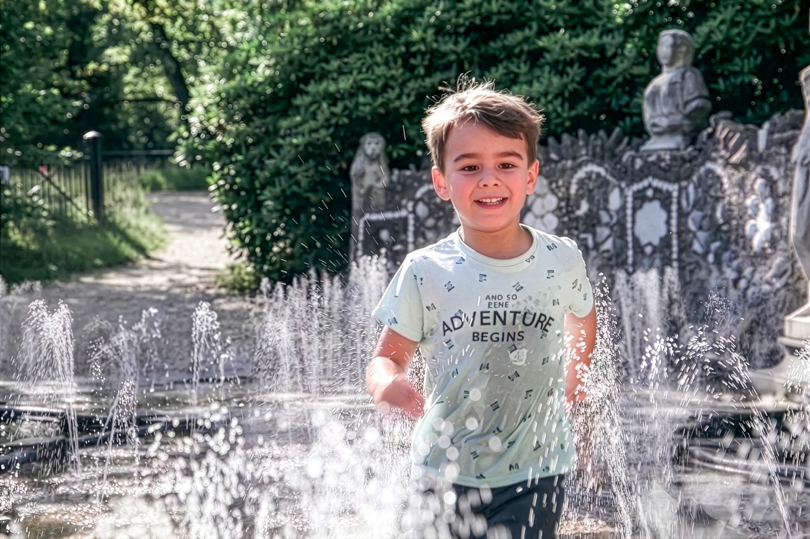 Kind bij fontein